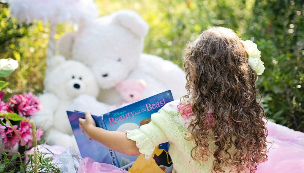little girl reading garden child 912380